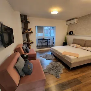 Apartment Traveler's Place At Centre, Tirana