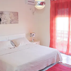 Pensión Mary, Tirana